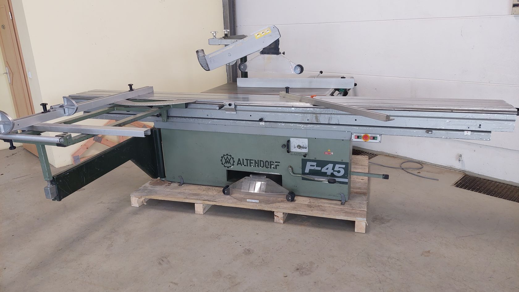 Read more about the article 4679 ALTENDORF F45 Formatkreissäge
